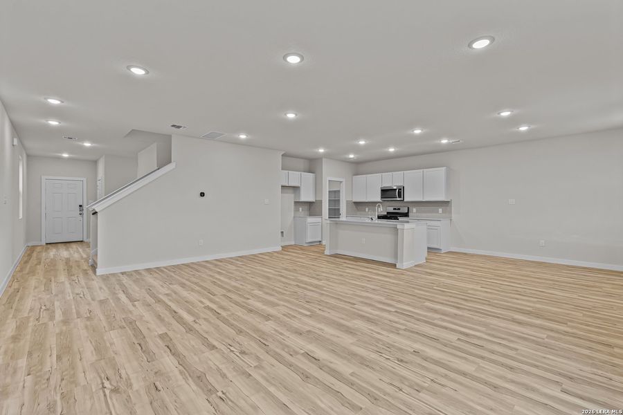 Spacious, unfurnished interior of a new home in Hacienda, San Antonio (Image 14).
