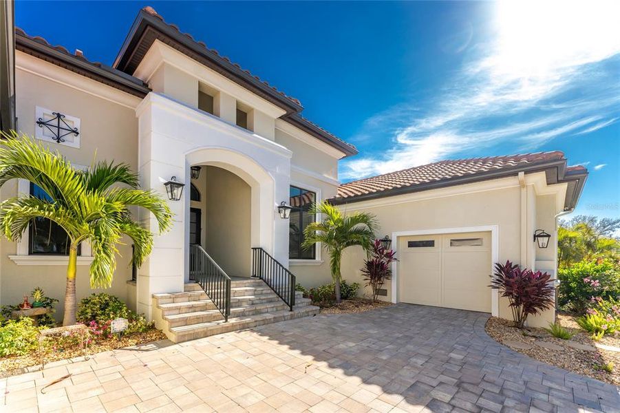Exterior details and patio area of a home in , Port Charlotte (Image 26).