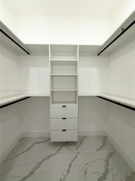 Spacious, unfurnished interior of a new home in , Cape Coral (Image 18).