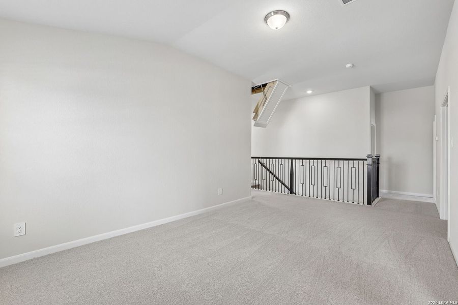 Spacious, unfurnished interior of a new home in Thomas Pond, San Antonio (Image 47).