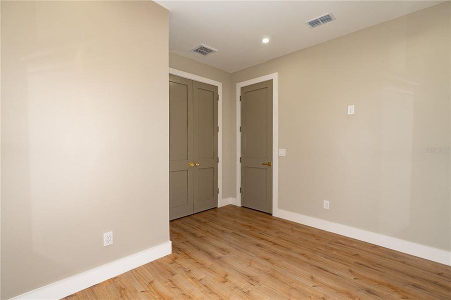 Spacious, unfurnished interior of a new home in , Tampa (Image 29).