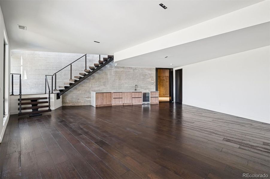 Spacious, unfurnished interior of a new home in , Golden (Image 19).