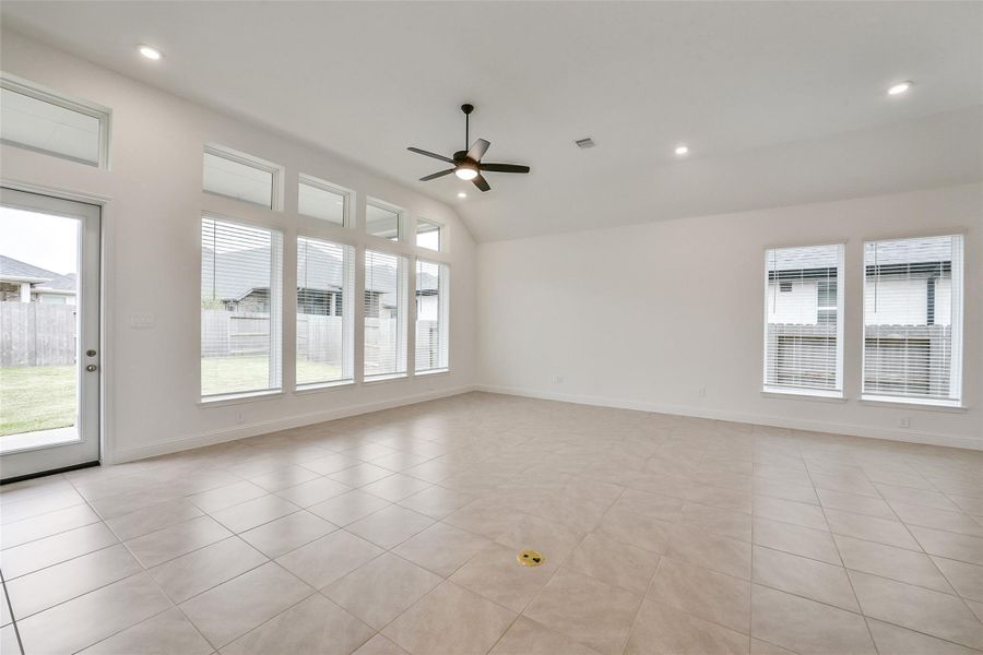Spacious, unfurnished interior of a new home in Mavera, Conroe (Image 20).