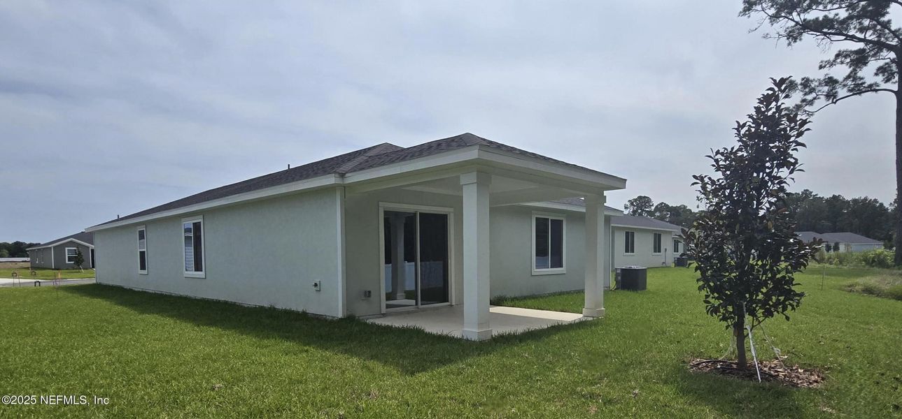 Exterior details of a home in Azalea Creek, Jacksonville (Image 4).