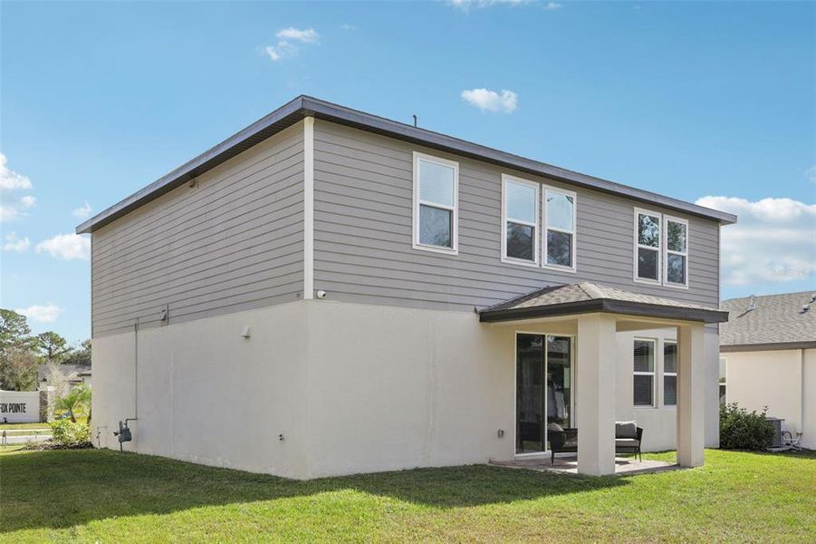 Exterior details and patio area of a home in Fox Pointe at Rivers Edge, Leesburg (Image 25).