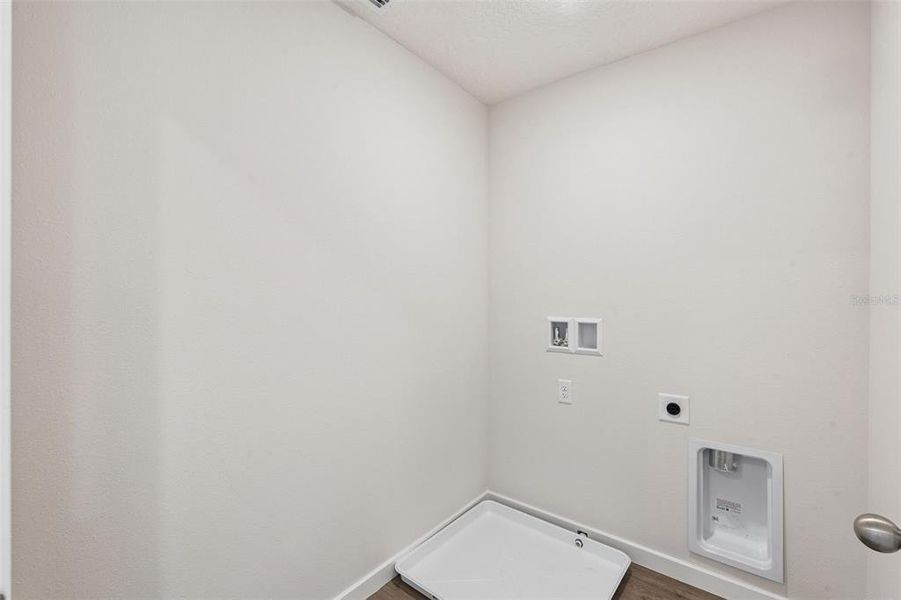 Spacious, unfurnished interior of a new home in Fish Lake Cove, Kissimmee (Image 18). Spacious, unfurnished interior of a new home in Fish Lake Cove, Kissimmee (Image 18).