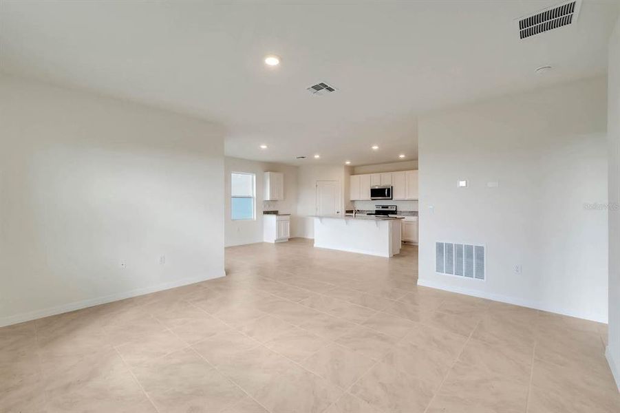 Spacious, unfurnished interior of a new home in Timberwalk, Mount Dora (Image 11).