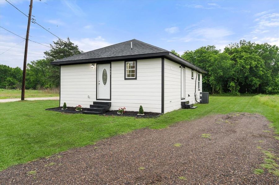 Exterior details and patio area of a home in , Dawson (Image 19).