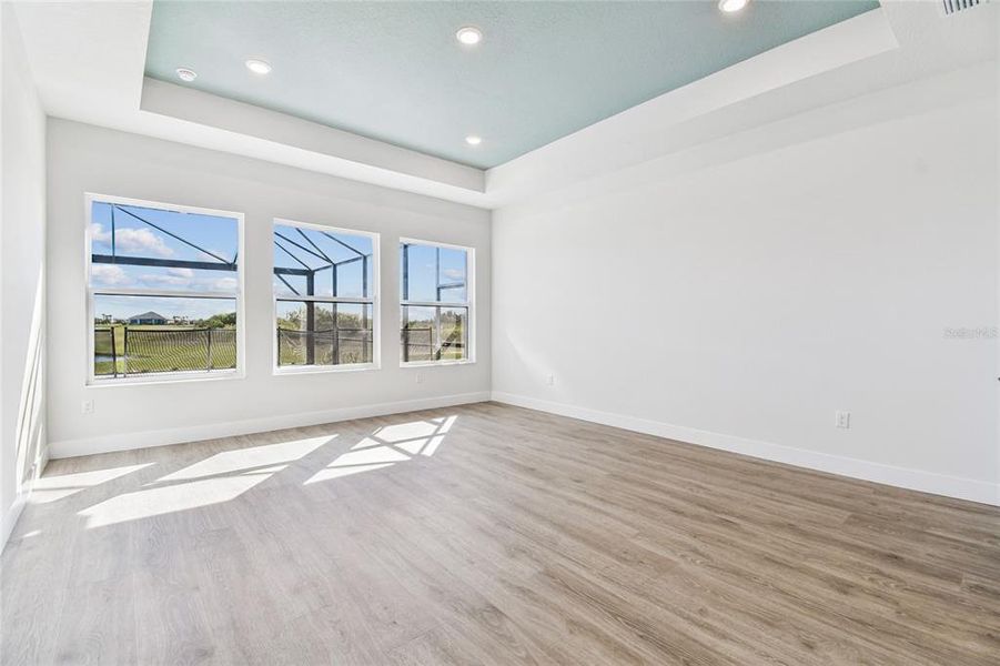 Spacious, unfurnished interior of a new home in Palmera Wellen Park - Classic Series, Venice (Image 25). Spacious, unfurnished interior of a new home in Palmera Wellen Park - Classic Series, Venice (Image 25).