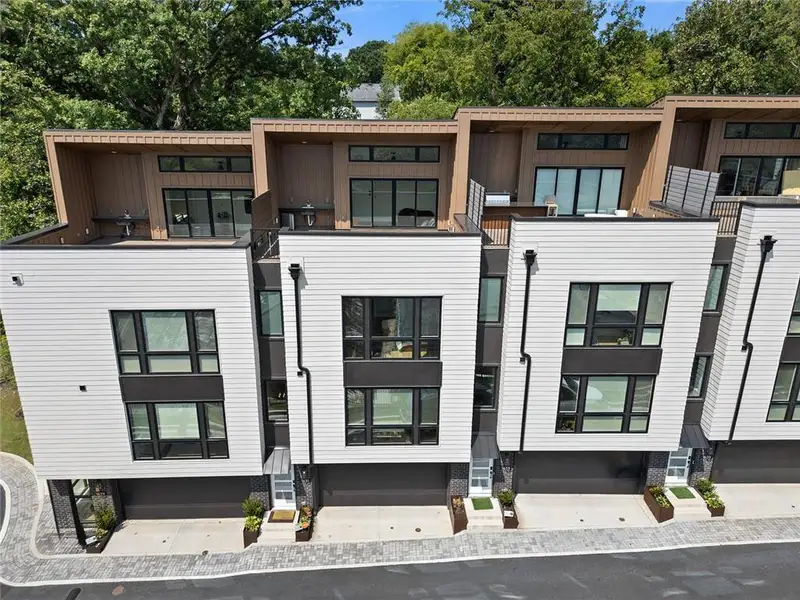 Condo located in Atlanta, GA showcasing its design and architecture (Image 4).