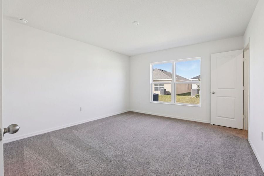 Spacious, unfurnished interior of a new home in Robins Run, Lake Wales (Image 4).
