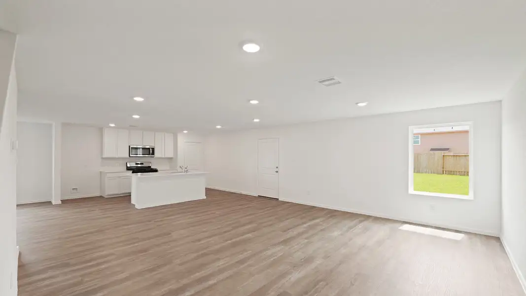 Representative unfurnished interior of a home built from the Franklin by D.R. Horton in Lake Conroe Cove, Willis (Image 13).