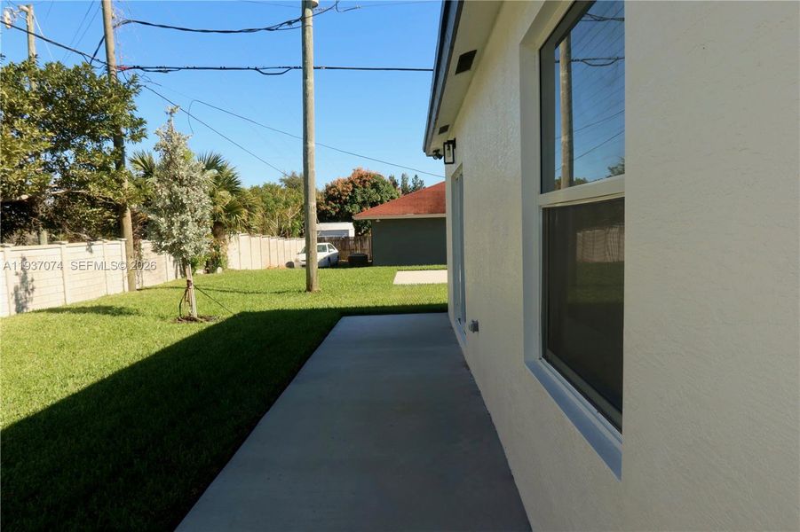 Exterior details and patio area of a home in , Riviera Beach (Image 13).
