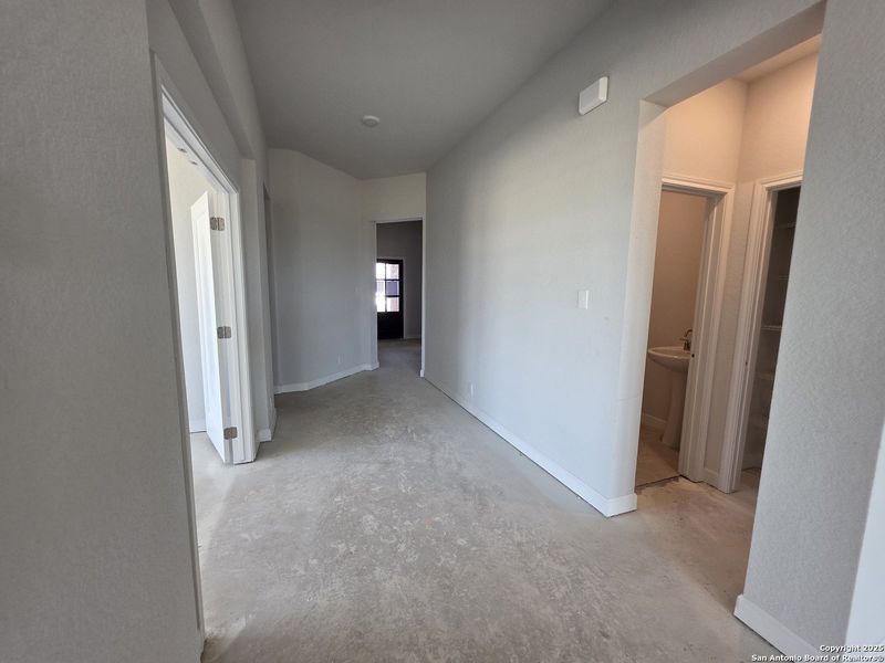Spacious, unfurnished interior of a new home in The Heights at Saddlebrook Ranch 60's, Schertz (Image 19).