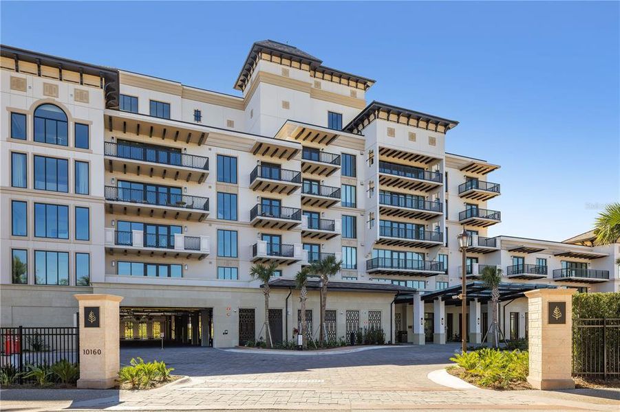 Condo located in Orlando, FL showcasing its design and architecture (Image 3).