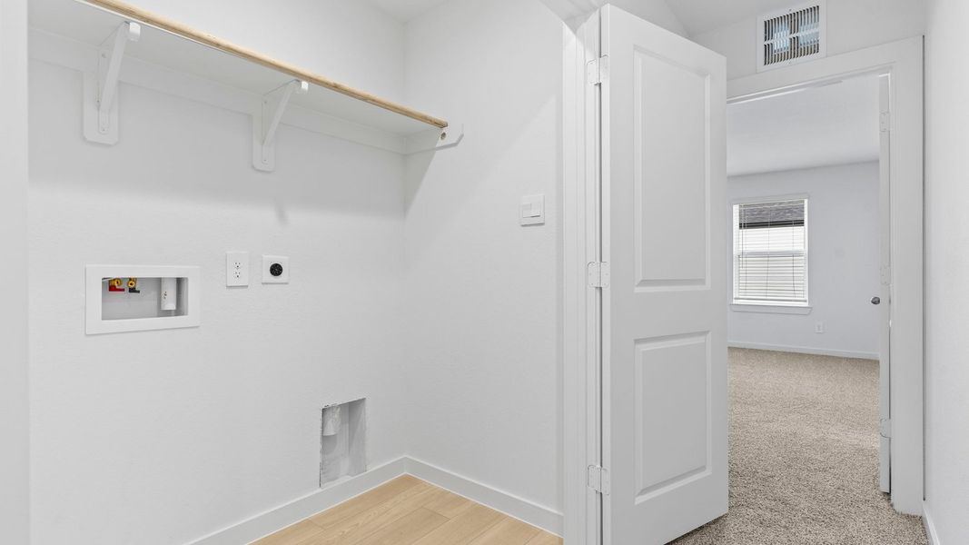 Spacious, unfurnished interior of a new home in Lexington Village, Missouri City (Image 17).