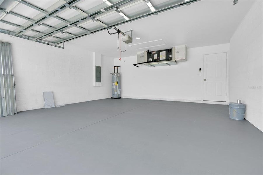 Spacious, unfurnished interior of a new home in , Cape Coral (Image 28).