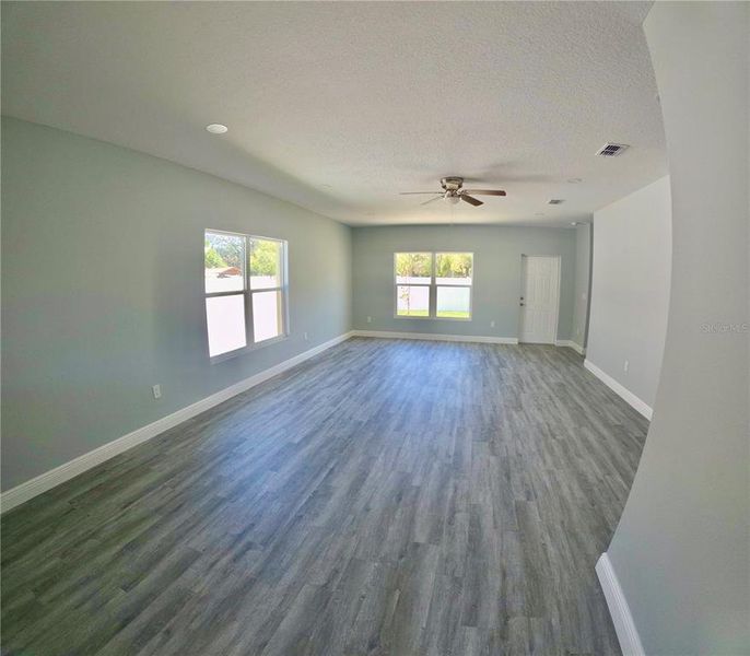 Spacious, unfurnished interior of a new home in , Tampa (Image 13).