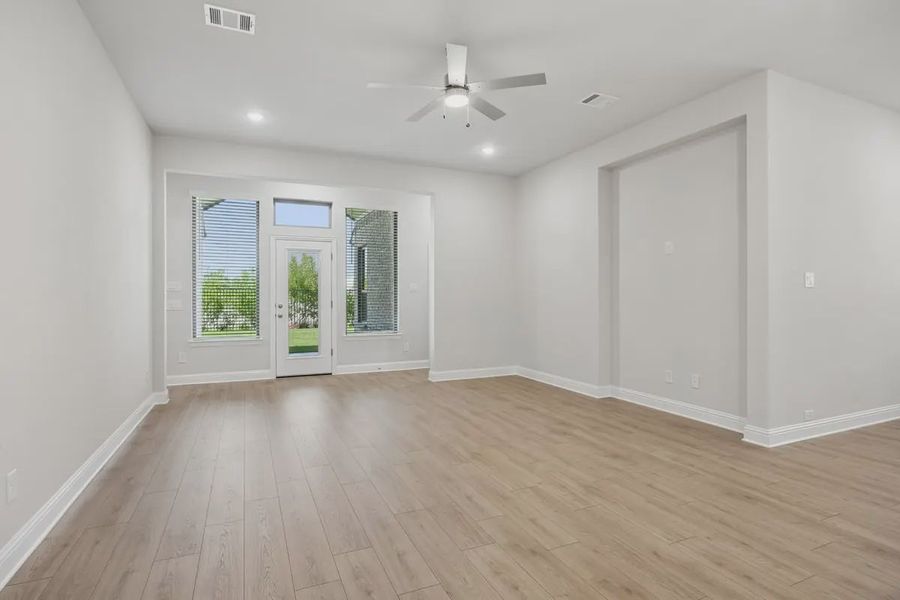Spacious, unfurnished interior of a new home in Las Lomas, Forney (Image 16).