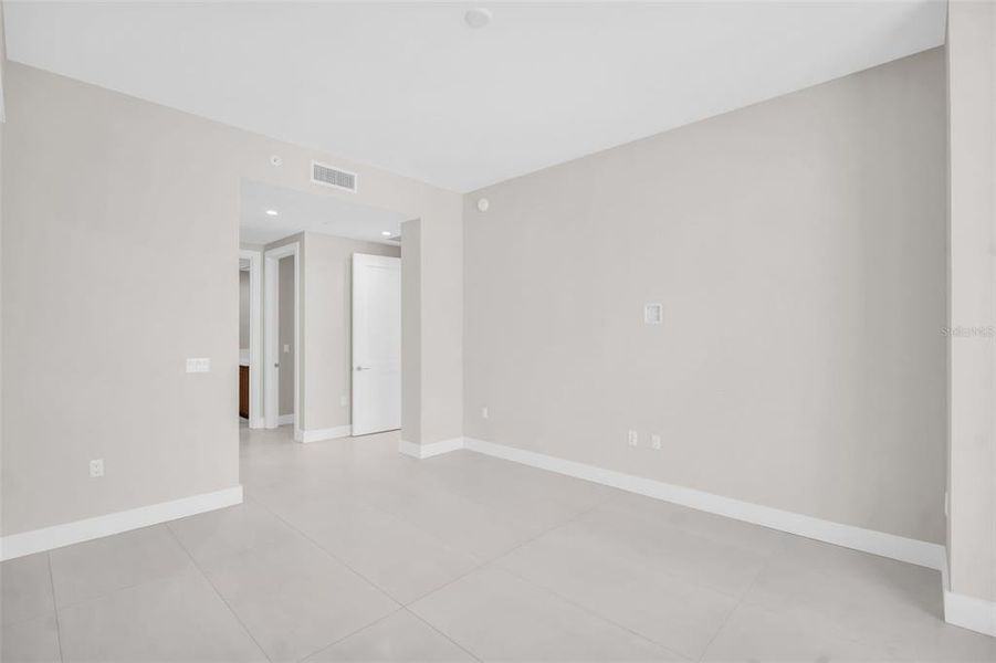 Spacious, unfurnished interior of a new home in , St. Petersburg (Image 21).