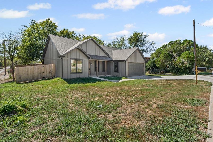 Exterior details and patio area of a home in , Mineral Wells (Image 3).