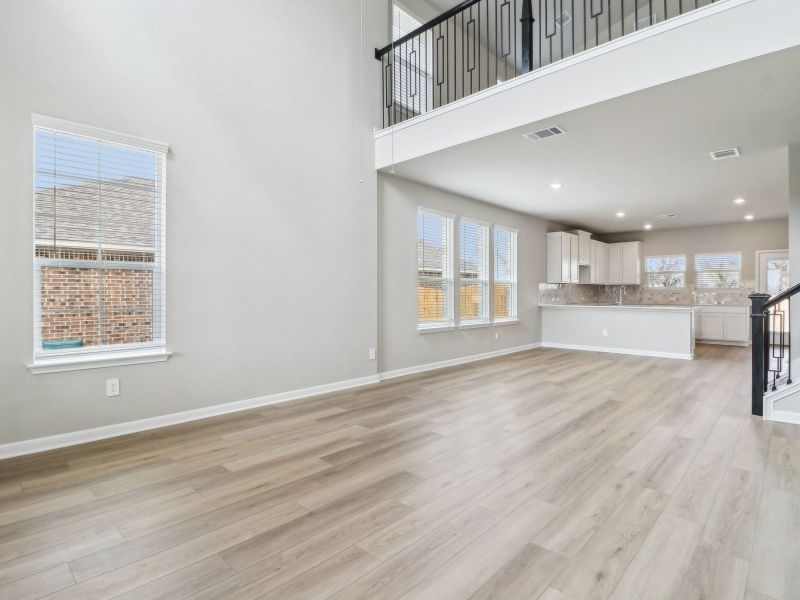 Spacious, unfurnished interior of a new home in Royal Crest, San Antonio (Image 15).