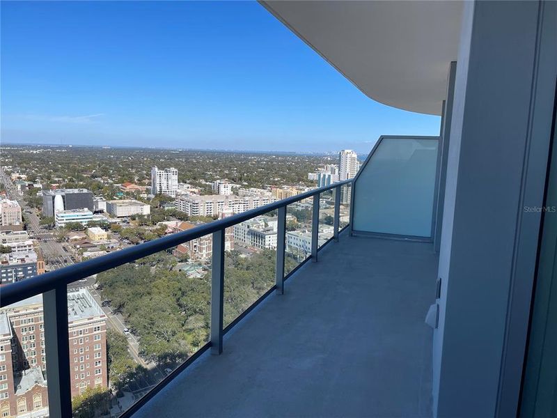 Condo located in St. Petersburg, FL showcasing its design and architecture (Image 3).