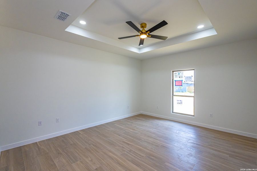 Spacious, unfurnished interior of a new home in , Laredo (Image 24).