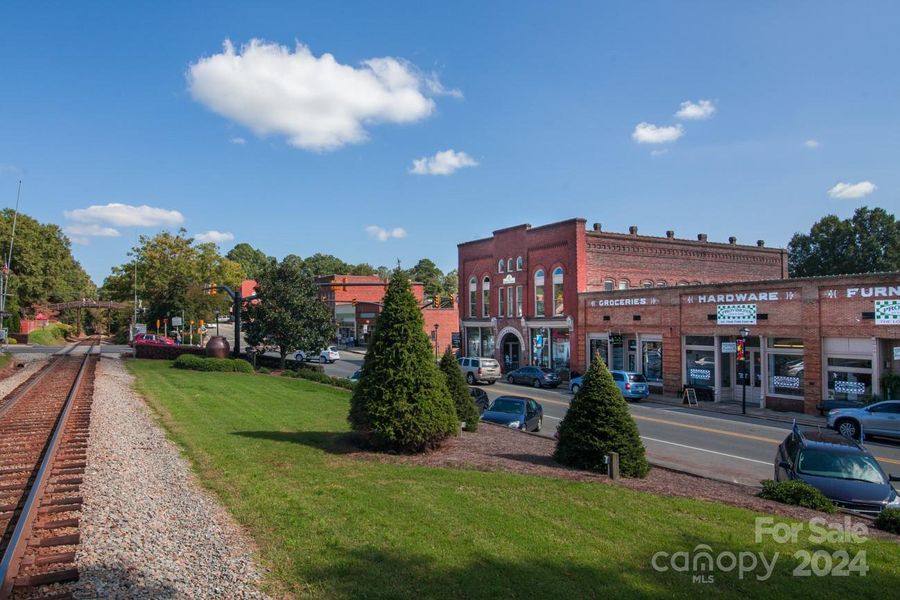 minutes to downtown Waxhaw