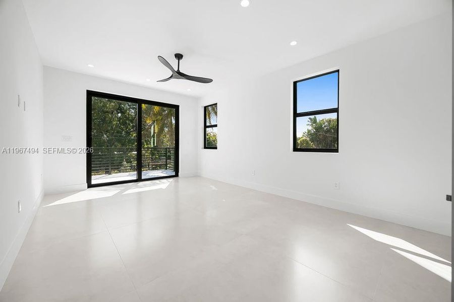Spacious, unfurnished interior of a new home in , Fort Lauderdale (Image 43).
