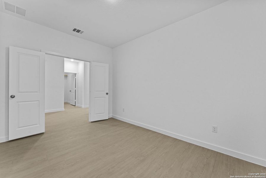 Spacious, unfurnished interior of a new home in Voss Farms, New Braunfels (Image 27).