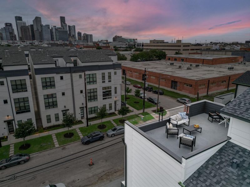 Expansive roof terraces with skyline views Expansive roof terraces with skyline views