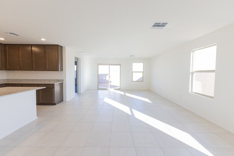 Spacious, unfurnished interior of a new home in Mirador Point, Tucson (Image 5).