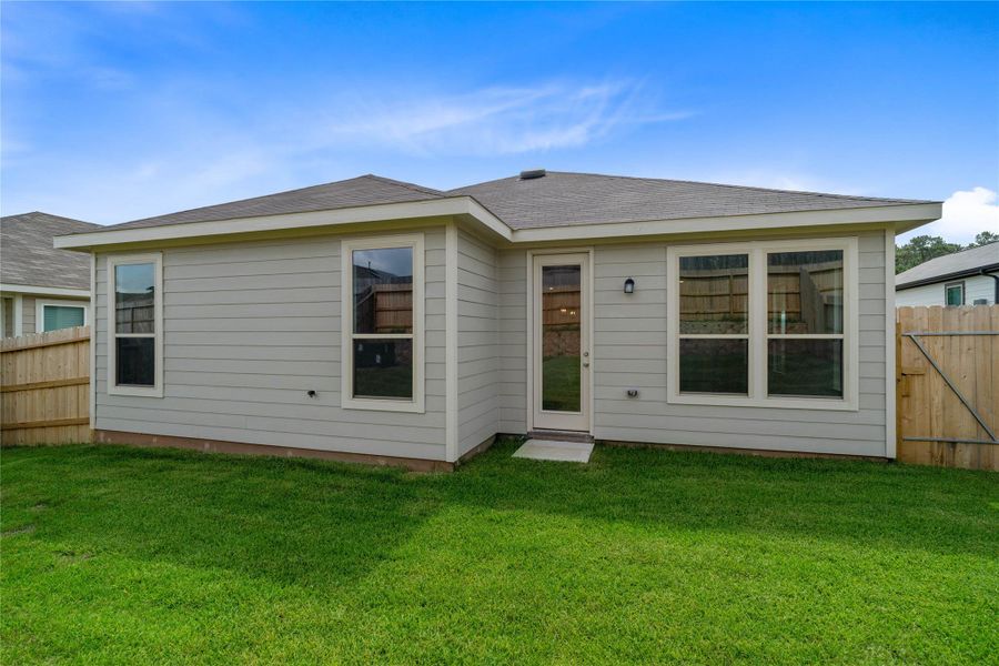 Step outside to this inviting private, fenced backyard with ample green space. Step outside to this inviting private, fenced backyard with ample green space.