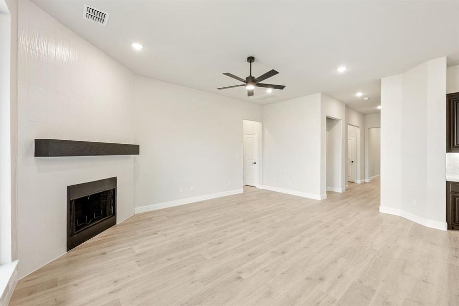 Spacious, unfurnished interior of a new home in The Retreat at North Grove 60, Waxahachie (Image 26).