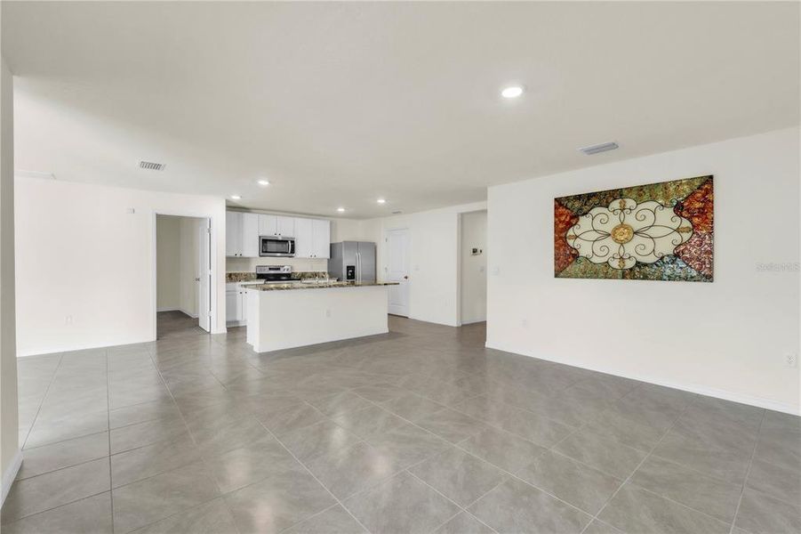 Spacious, unfurnished interior of a new home in River Park, Tampa (Image 19).