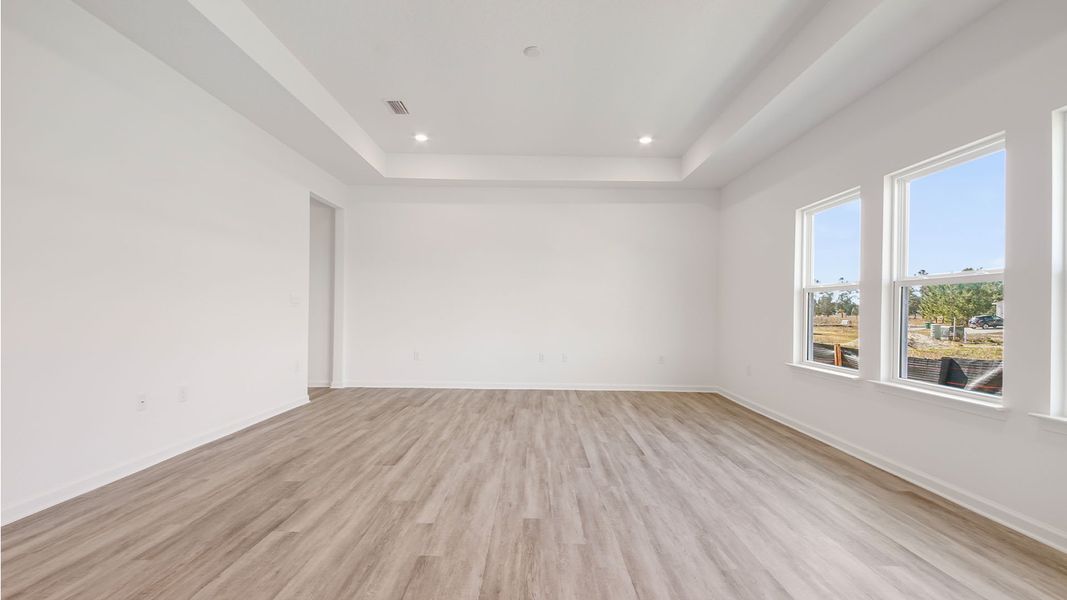 Spacious, unfurnished interior of a new home in Owl's Head East, Freeport (Image 11).