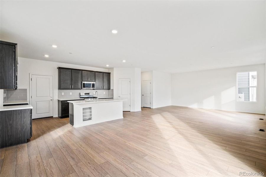Spacious, unfurnished interior of a new home in Turnberry, Commerce City (Image 18).