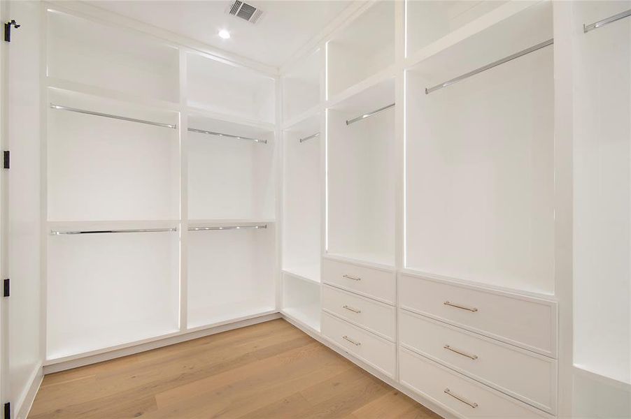 Spacious, unfurnished interior of a new home in , Dallas (Image 24).