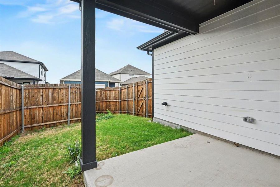 Exterior details and patio area of a home in Palmilla Springs - Classic Series, Fort Worth (Image 4).