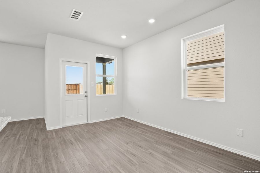 Spacious, unfurnished interior of a new home in Blue Ridge Ranch, San Antonio (Image 25).