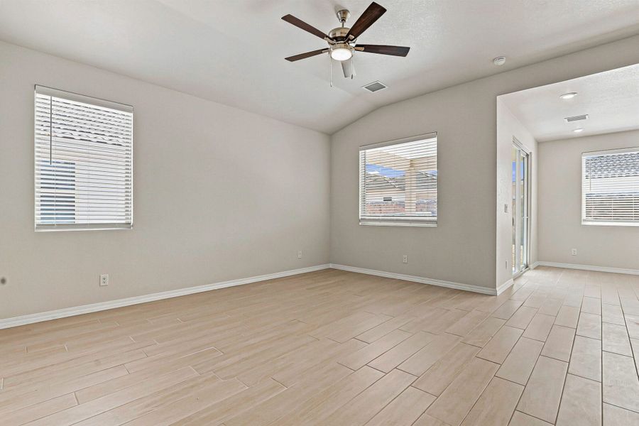 Spacious, unfurnished interior of a new home in Paseos Del Este, El Paso (Image 46).