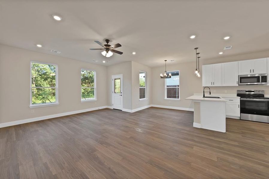 Spacious, unfurnished interior of a new home in , Granbury (Image 13).