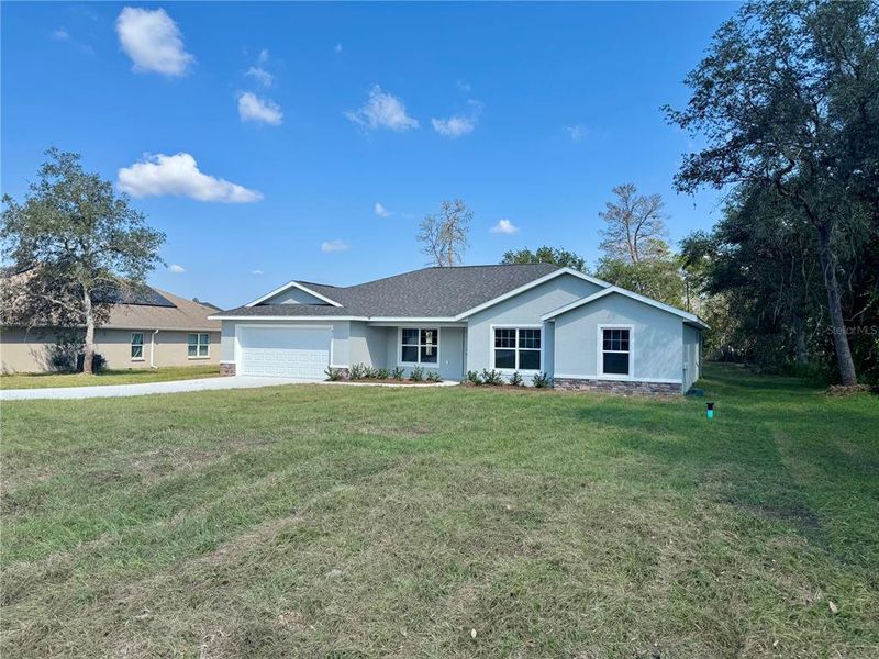 Exterior details and patio area of a home in , Dunnellon (Image 3).