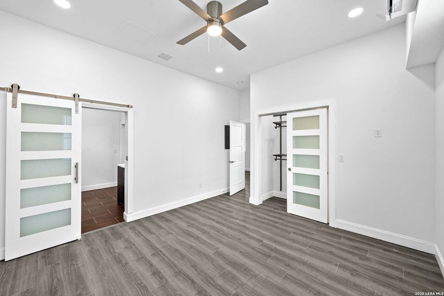 Spacious, unfurnished interior of a new home in , San Antonio (Image 25).