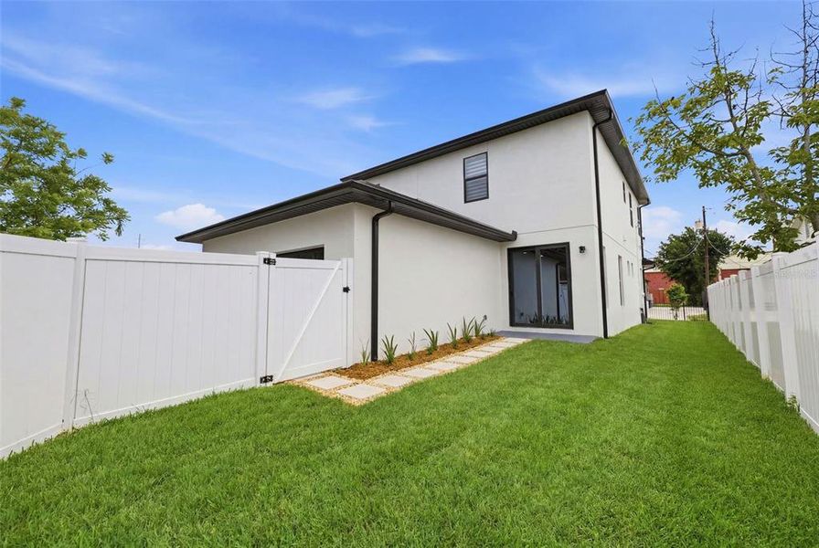 Exterior details and patio area of a home in , Tampa (Image 4).