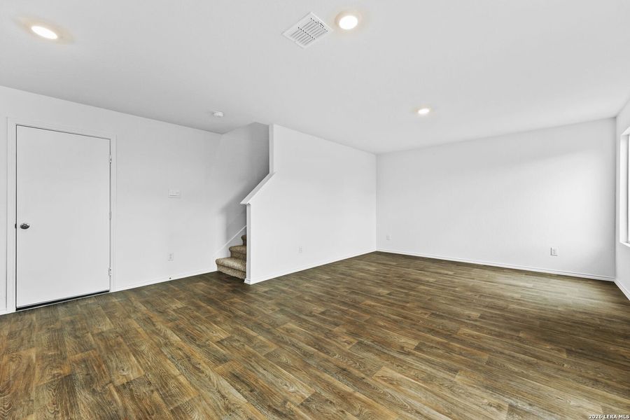 Spacious, unfurnished interior of a new home in Avenida, Converse (Image 10).