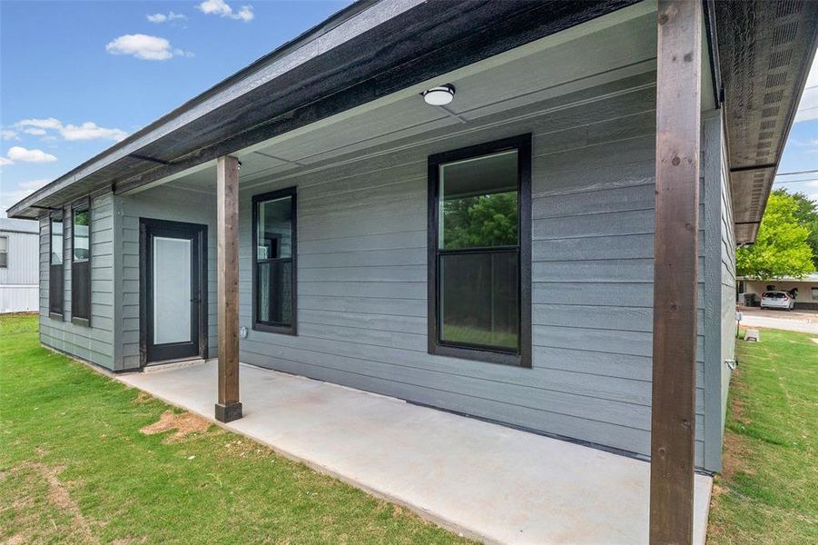 Exterior details and patio area of a home in , Granbury (Image 4).