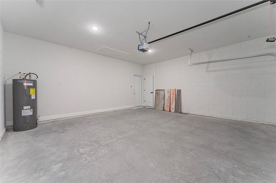 Spacious, unfurnished interior of a new home in , Ocala (Image 30).