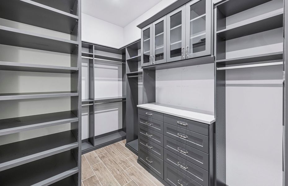 Large walk-in closet with built-in storage space Large walk-in closet with built-in storage space